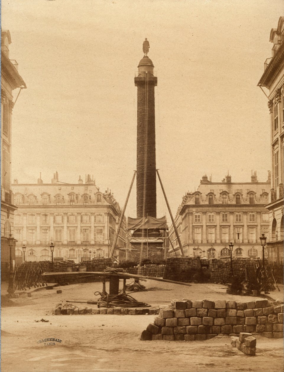 Commune de Paris (1871): zburzenie kolumny Vendome 16051871. Zdjęcie Turning, 1871 Dim. 10,5x6,4 cm autorstwa Unknown