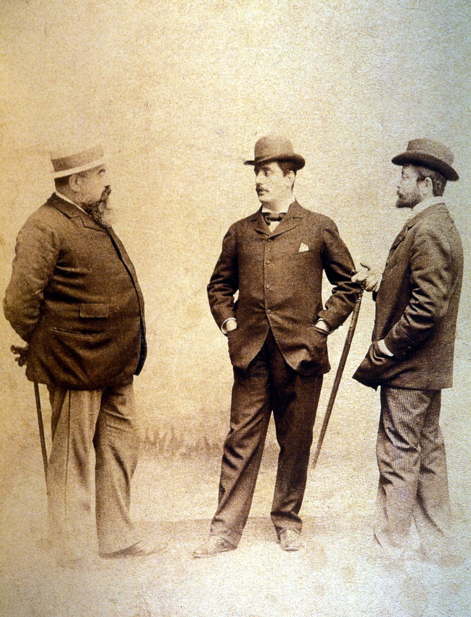 Giacomo Puccini (1858-1924), w środku, ze swoimi librecistami, Giuseppe Giacosa (z lewej) i Luigim Ilicą (z prawej). autorstwa Unknown