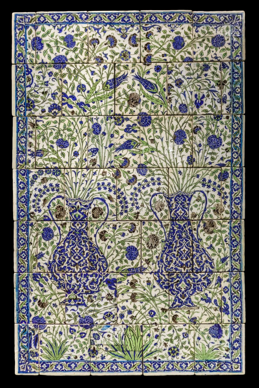 Panel posiada kompozycję kwiatową. Syria, Damaszek, 1550-1650. Ceramiczny dekor malowany pod glazurą. Muzeum w Luwrze autorstwa Unknown