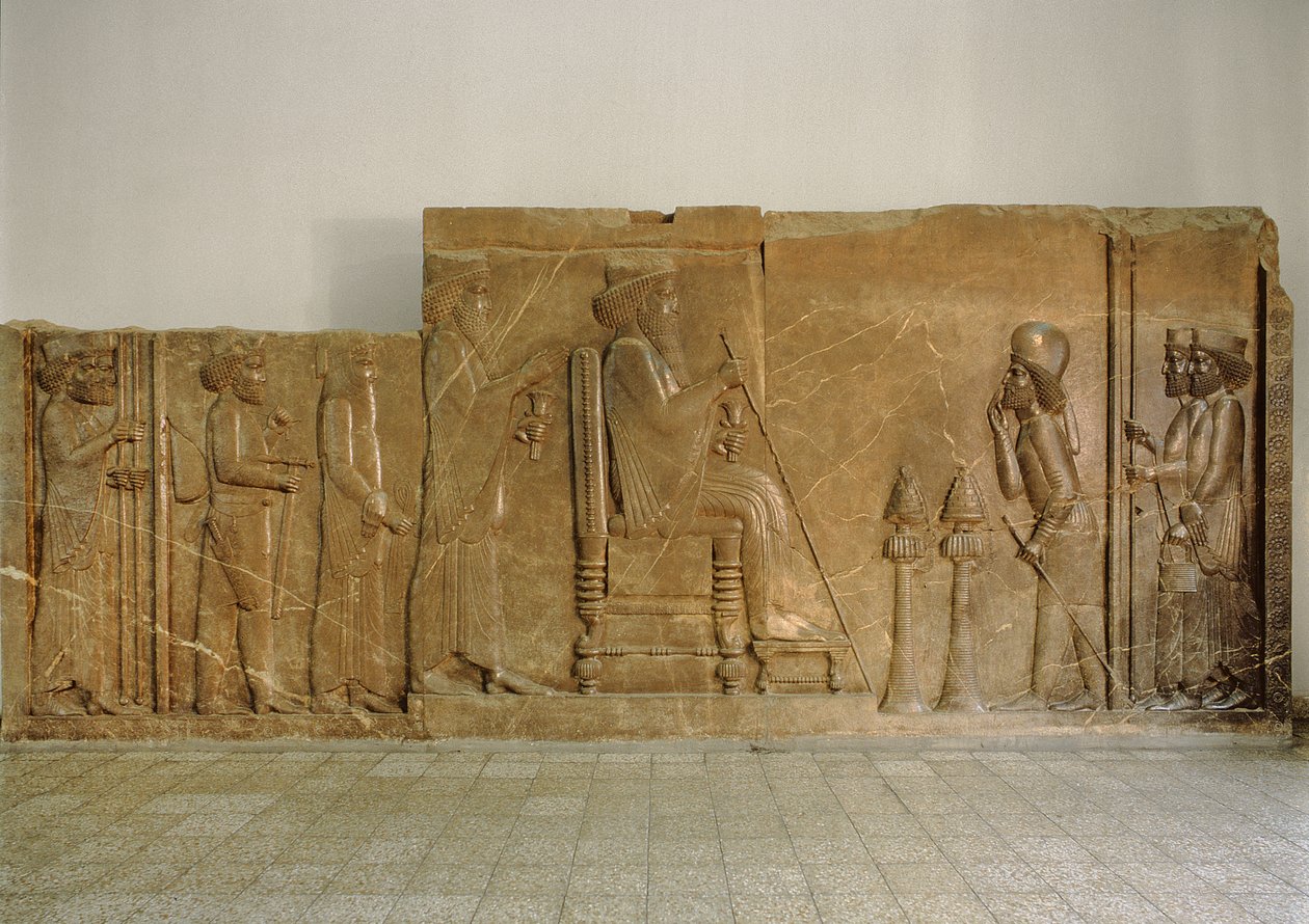 Płaskorzeźba z północnej fasady schodów Apadana w Persepolis, przedstawiająca Dariusza I Wielkiego, za nim stoi jego książę Kserkses (ok. 519-465 p.n.e.), a przed nim Artabanus, major-domo. autorstwa Achaemenid