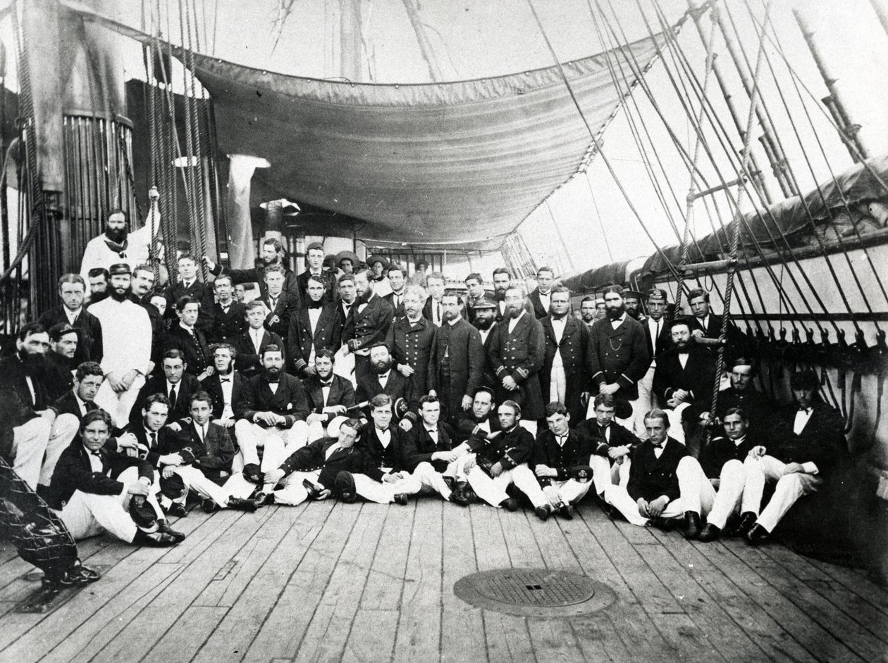 Brytyjscy oficerowie marynarki wojennej na pokładzie, ok. 1870 r. autorstwa English Photographer