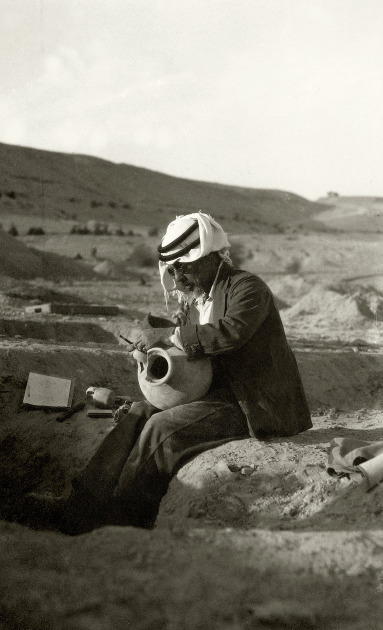 John Garstang w Jerychu studiujący dzban z epoki brązu z ok. 1800 r. p.n.e., 1930 r autorstwa English Photographer