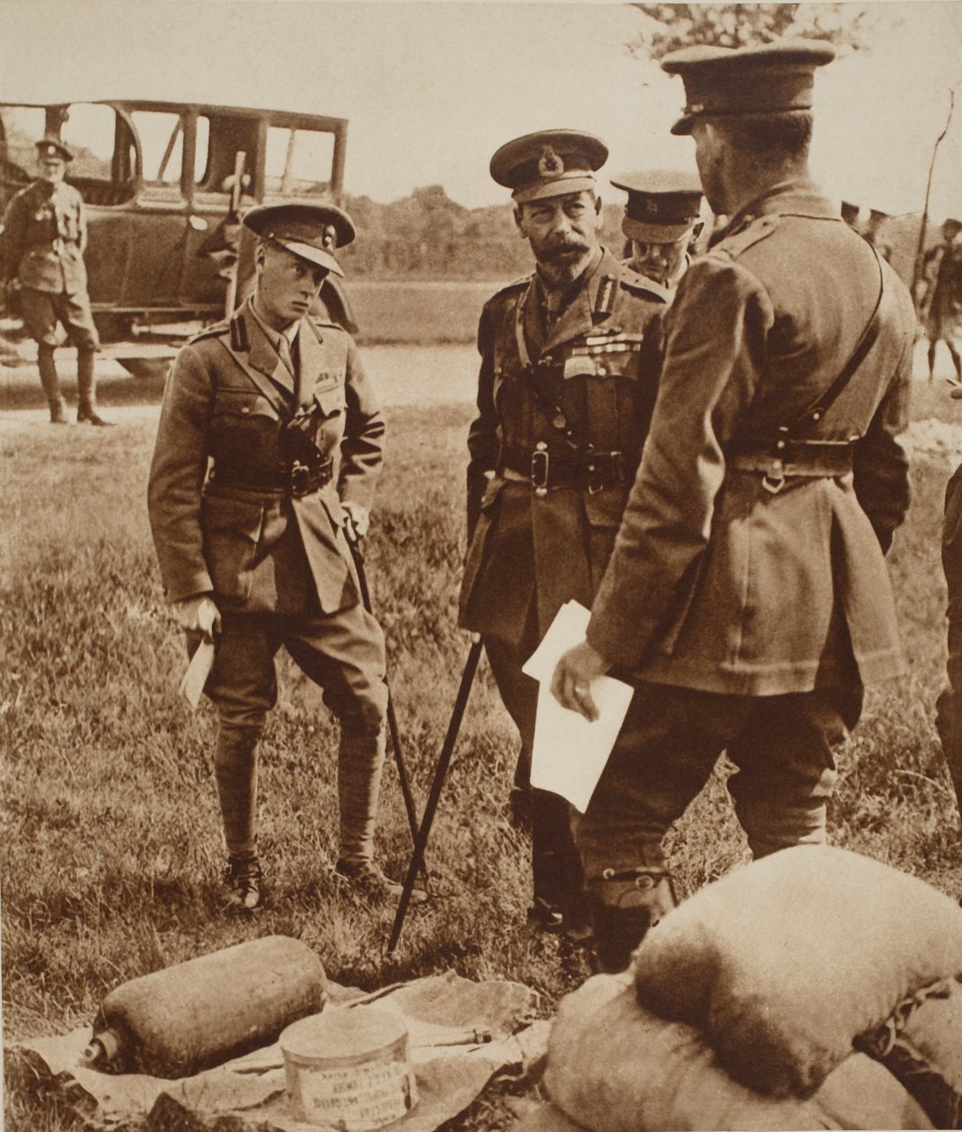 Król Edward VIII ze swoim ojcem, królem Jerzym V, w szkole gazowej podczas wojny, ok. 1914 r. autorstwa English Photographer