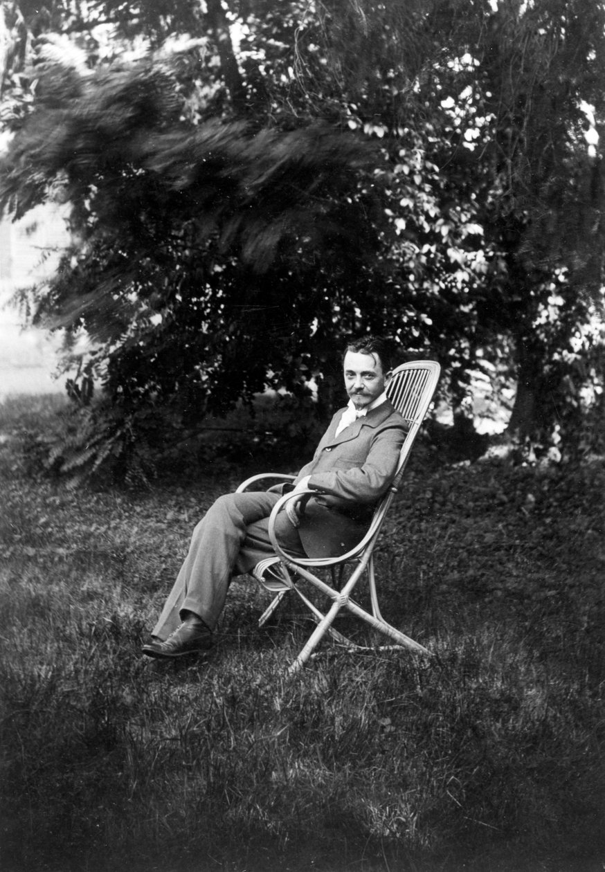 Malarz Félix Vallotton siedzący w ogrodzie Relais, domu Natansonów w Villeneuve sur Yonne autorstwa French Photographer