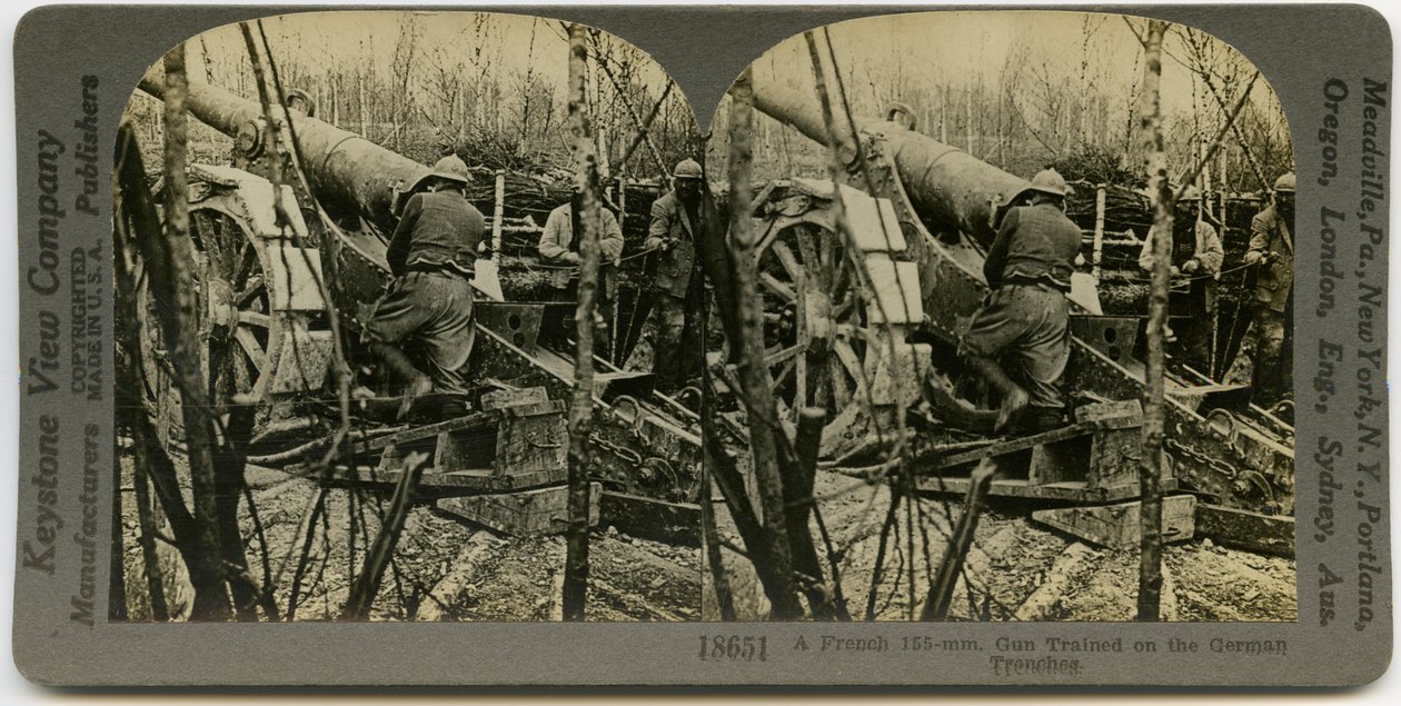 Pozioma karta stereofoniczna w sepii przedstawiająca trzech umundurowanych francuskich żołnierzy pracujących z działem artylerii polowej 155 mm. Keystone Stereograf numer 18651 autorstwa Keystone View Company