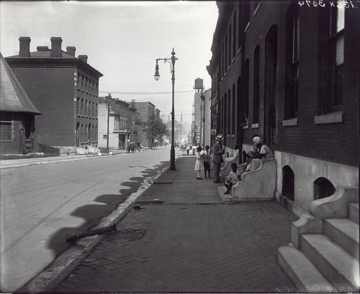 Afroamerykańska rodzina na werandzie przed 2318 Pine Street autorstwa Unknown