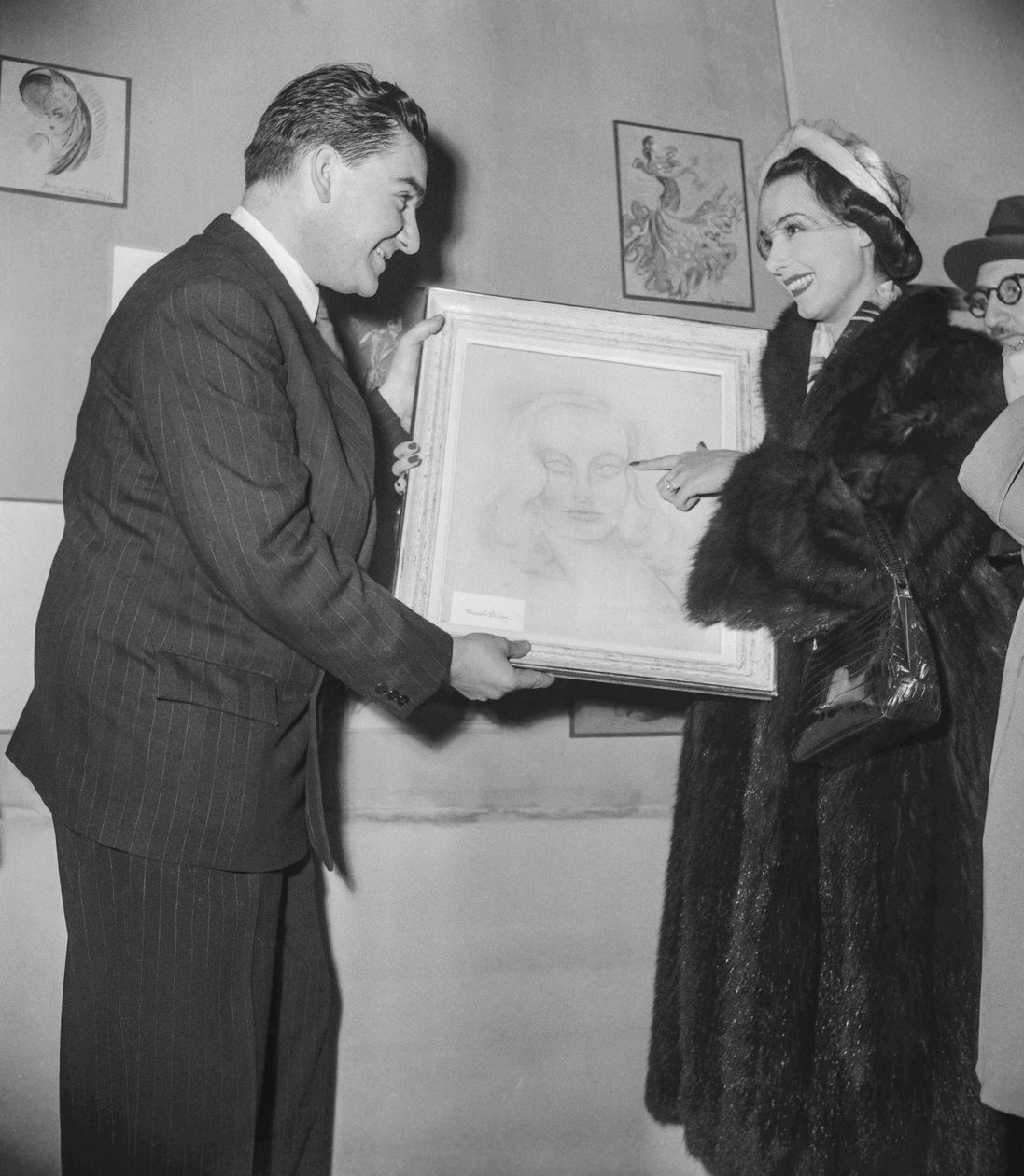 Wystawa sztuki (dzieła wykonane przez aktorów), w Palais des Beaux Arts w Paryżu, 16 grudnia 1950: francuska aktorka Marcelle Derrien pokazuje swoje płótno reżyserowi wystawy autorstwa Unknown