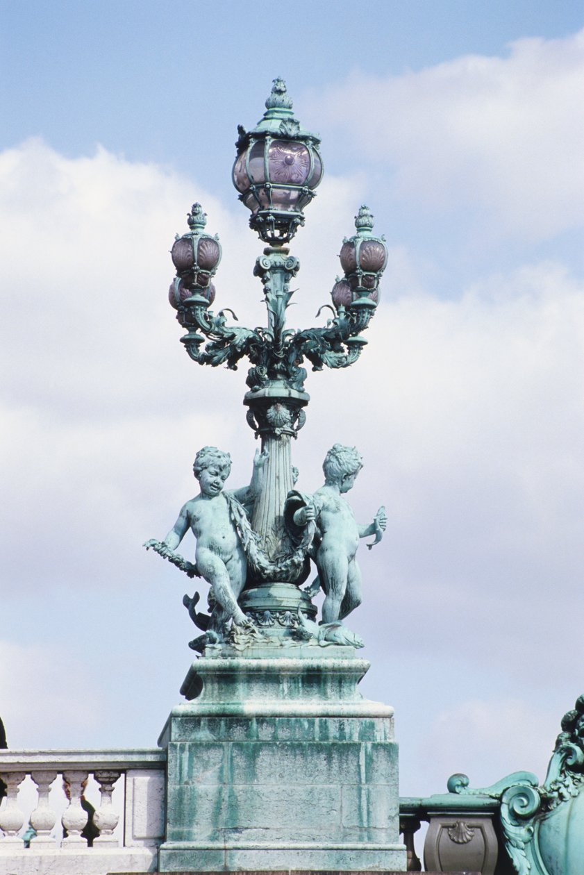 Francja, Paryż, metalowy posąg nagich dzieci na Pont Alexander III, zdobiona latarnia z rzeźbami. autorstwa Unknown