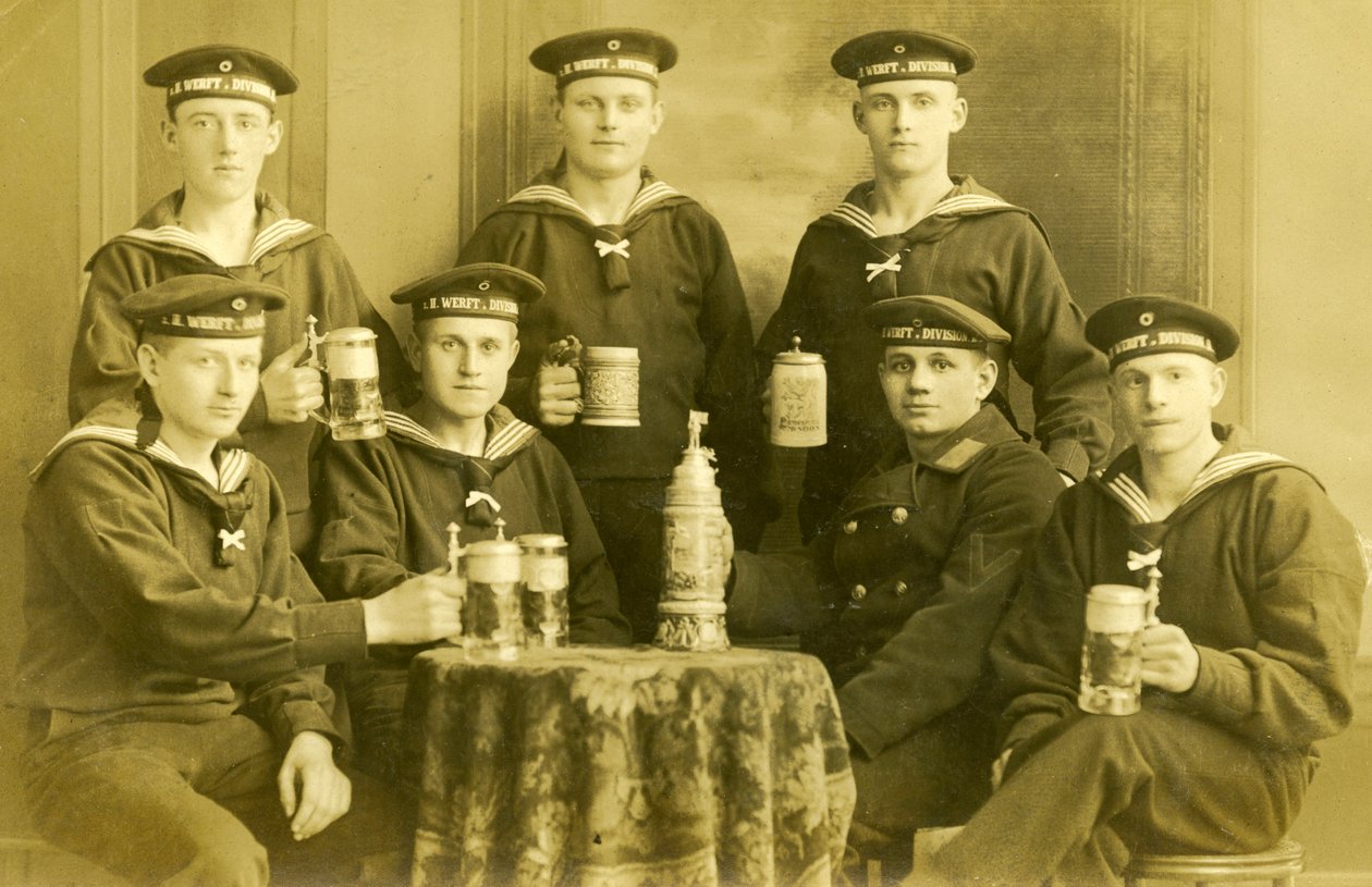 Niemieccy marynarze marynarki wojennej z I wojny światowej pijący piwo, ok. 1914 r autorstwa Unknown