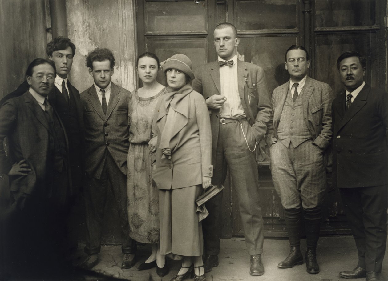 Portret grupowy (Tamiji Najito, Boris Pasternak, Siergiej Eisenstein, Olga Trejakova, Lili Brik, Władimir Majakowski i sowiecki dyplomata Wozniesieński), Moskwa, 1924 (odbitka żelatynowo-srebrowa) autorstwa Unknown