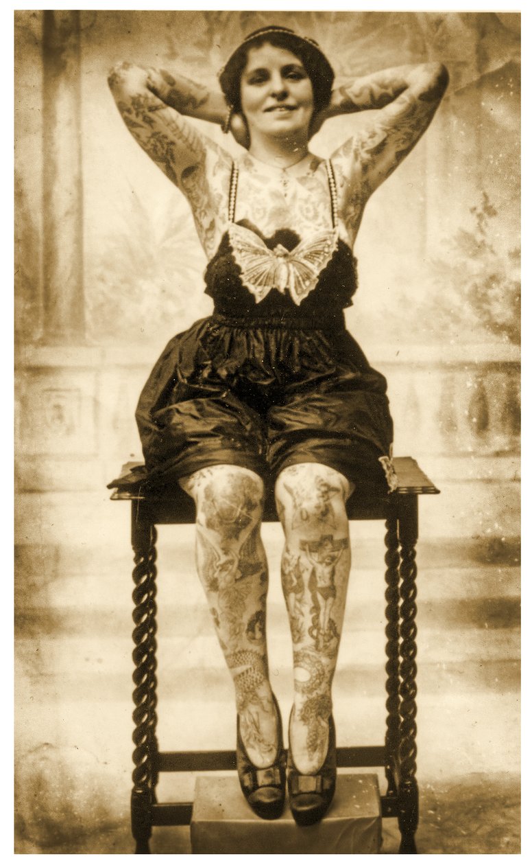 Portret siedzącej wytatuowanej kobiety, ok. 1895 (zdjęcie w sepii) autorstwa Unknown