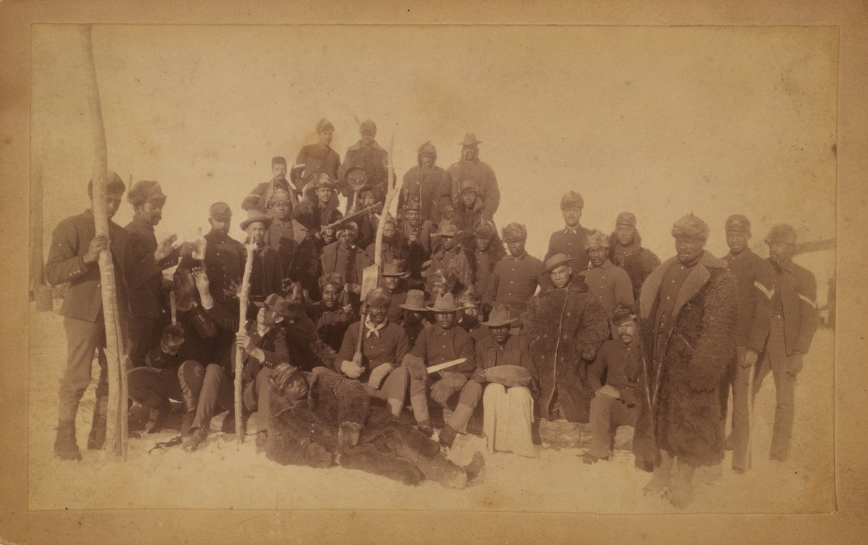 Buffalo żołnierze 25. Piechoty, niektórzy w bawolich szatach, Fort Keogh, Montana, 1890 (odbitka żelatynowo-srebrowa) autorstwa American Photographer