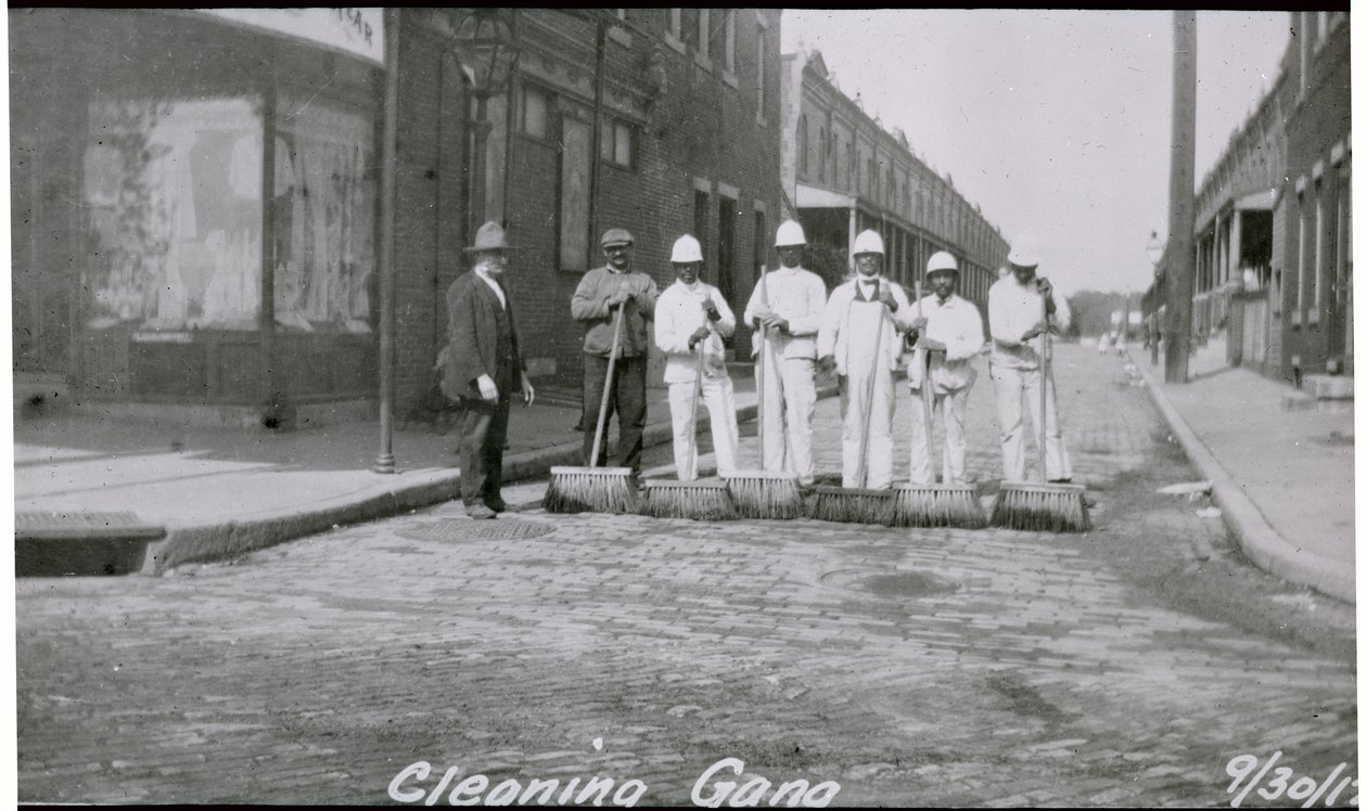 City Street Cleaning Gang, Filadelfia, ok. 1920 r. autorstwa American Photographer