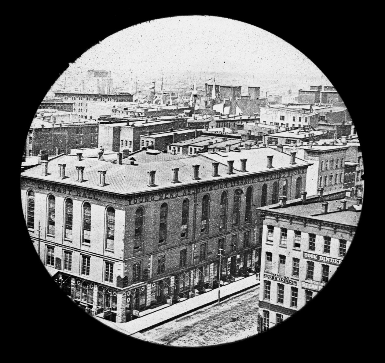 Widok na północny zachód z gmachu sądu przed pożarem Chicago w 1871 r autorstwa American Photographer