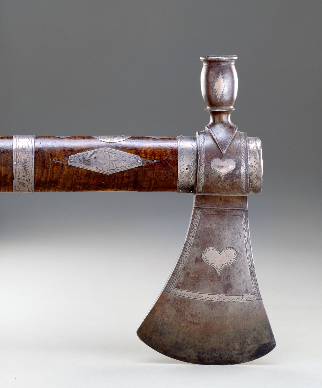 Fajka tomahawk, Miami, 170095 (kute żelazo, stal, kędzierzawy klon i grawerowane srebro) autorstwa American School