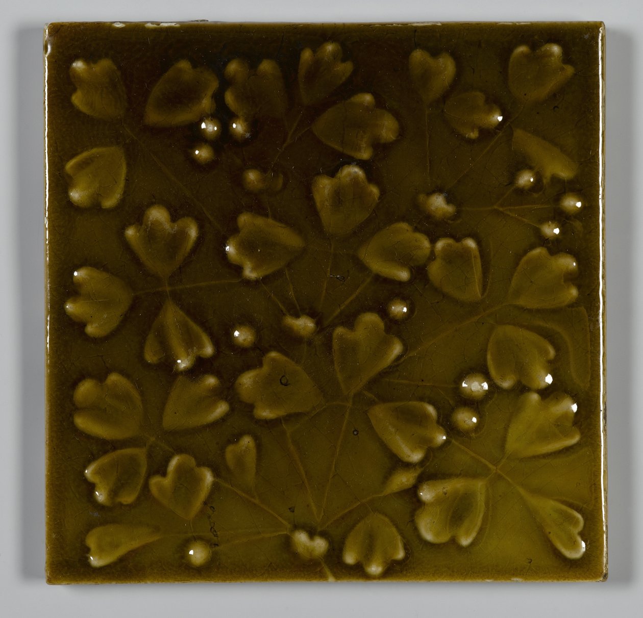 Płytka zaprojektowana i wyprodukowana w J. & J.G. Low Art Tile Works, Chelsea, Massachusetts, ok. 1881 (ceramika szkliwiona) autorstwa American School