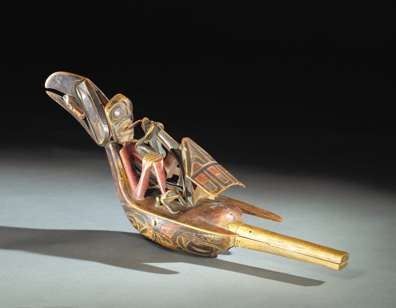 Tsimshian grzechotka kruk (drewno, pigment, grzechotki, sznurek bawełniany) autorstwa Canadian School