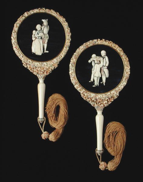 Para lusterek ręcznych, prawdopodobnie wykonana w Kantonie, okres Qianlong, 1736-95 (polichromowana kość słoniowa) (patrz 207210) autorstwa Chinese School
