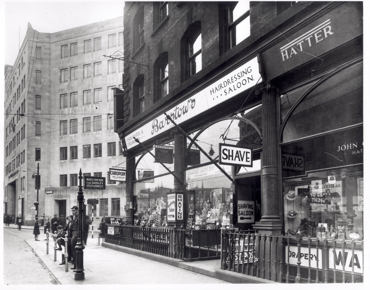 Barstows fryzjer na Wellington Street, Leeds, 1939 autorstwa English Photographer