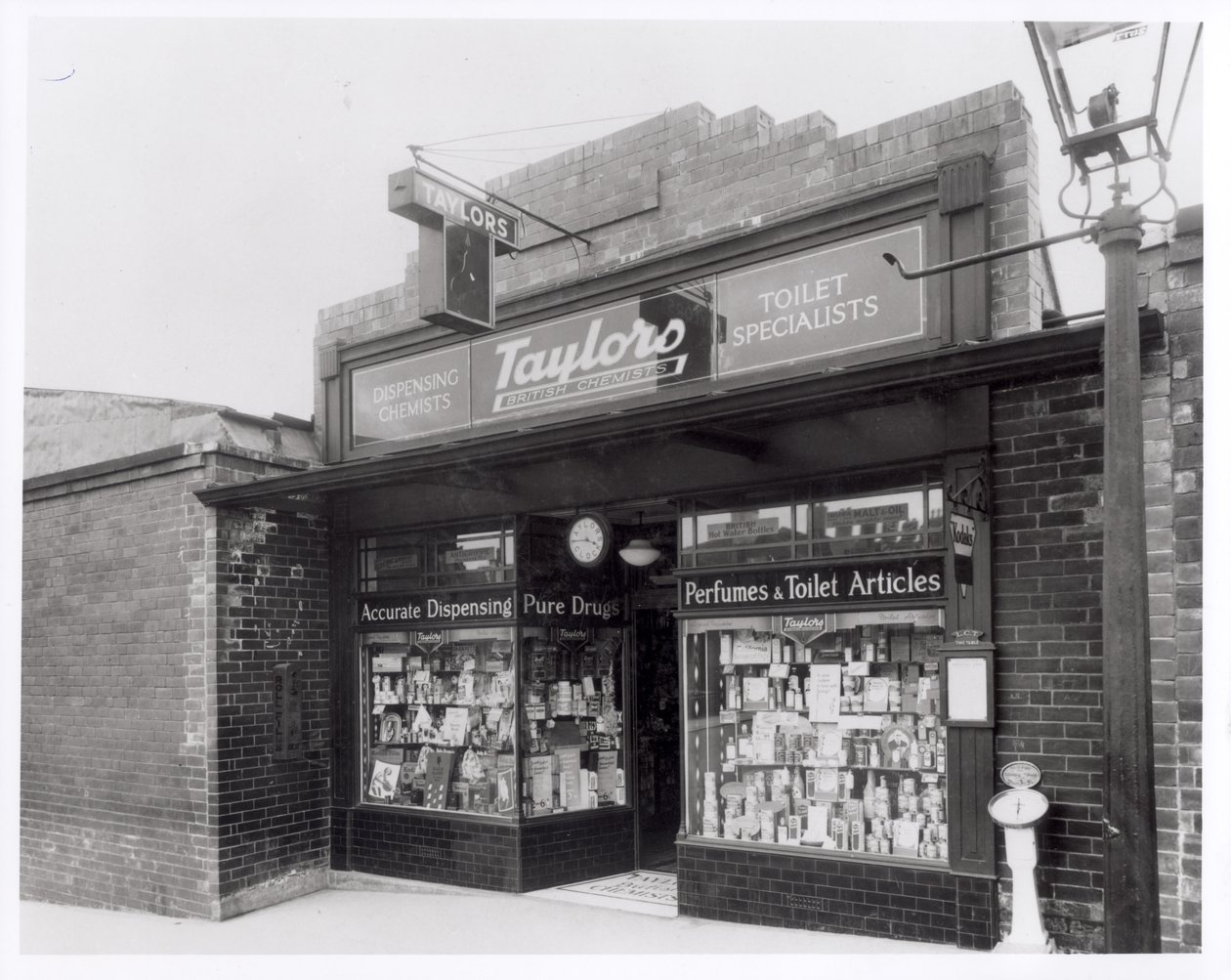 Taylors Chemists, Burley Road, Leeds, 20 kwietnia 1936 r. autorstwa English Photographer