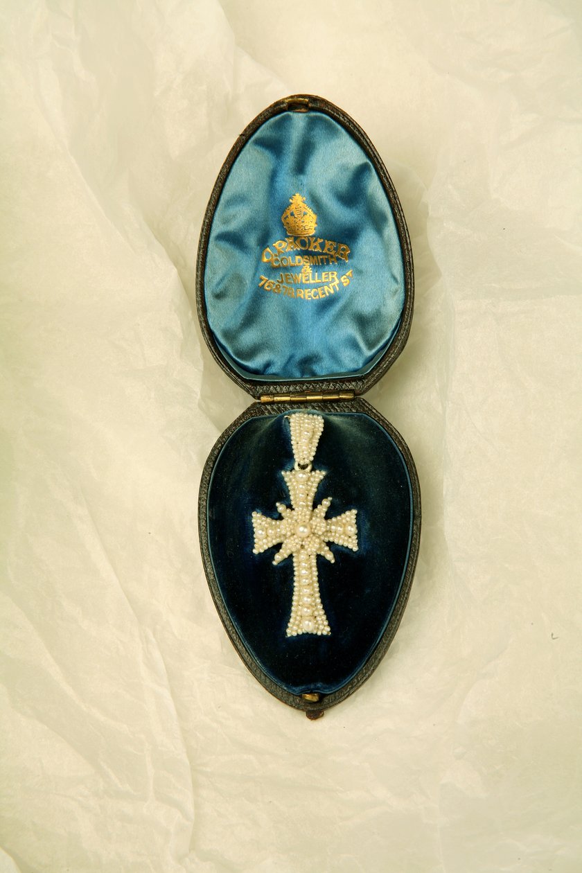 Zawieszka w kształcie krzyża w skórzanym pudełku, ok. 1855-80 (perełki nasienne na ramie z masy perłowej) (zob. również 343599) autorstwa English School