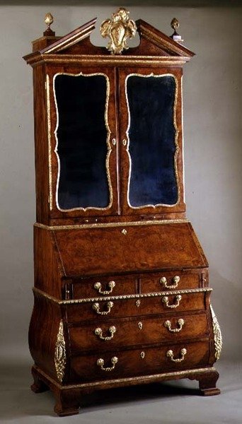 Biurko Jerzego I z bokami bomby i okuciami z ormolu, ok. 1720 (paczka złocona, orzech zadziorów) autorstwa English School