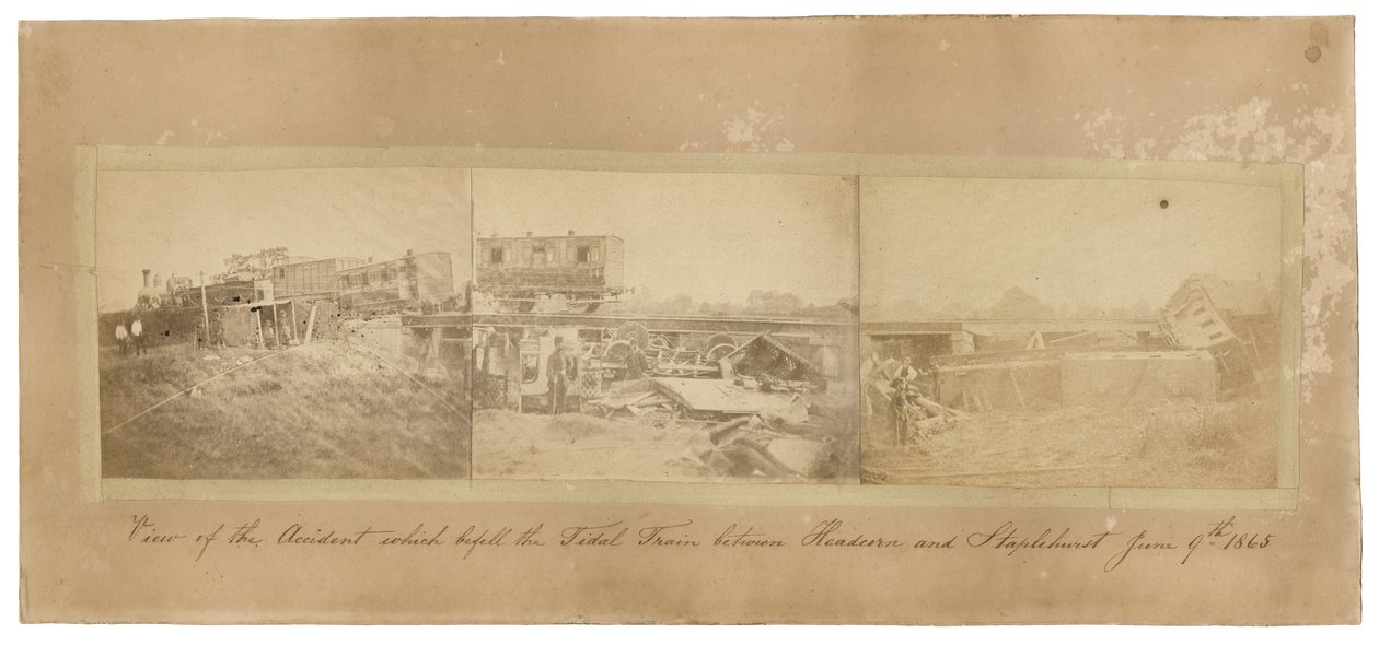 Montaż katastrofy kolejowej w Staplehurst, 1865 (trzy zdjęcia w stonowanych odcieniach sepii zamontowane razem na kartonowej podkładce) autorstwa English School