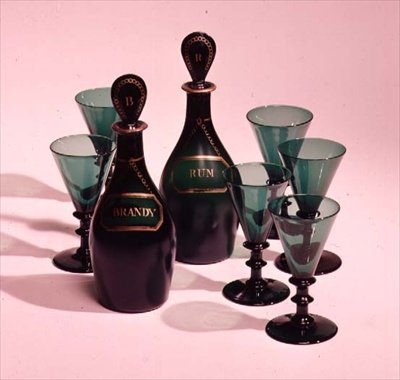 Zestaw sześciu szklanek i karafek do rumu i brandy, koniec XIX w. (zielone szkło) autorstwa English School