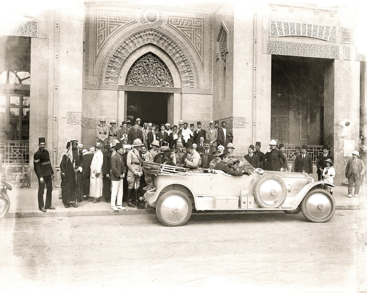 Szeryf Abdullah przybywa do meczetu Rifai, Kair, początek 1914 r. autorstwa A. Reid