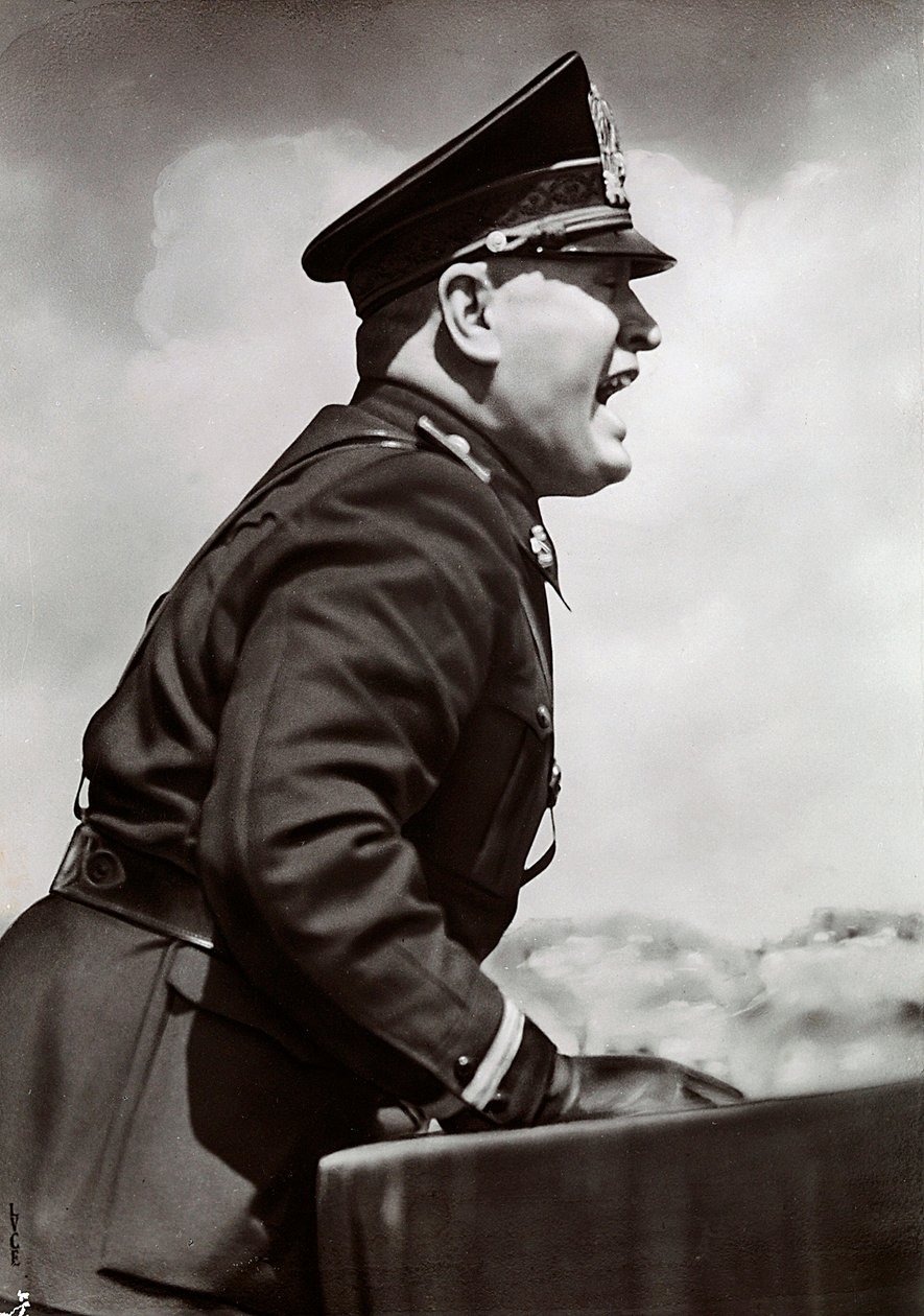 Mussolini wygłasza przemówienie (zdjęcie czarno-białe) autorstwa Achille Villani