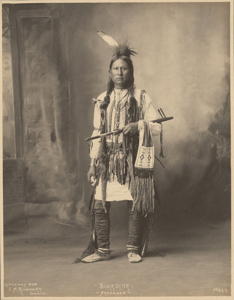 [Czarna Wydra z ludu Arapaho]. autorstwa Adolph F. Muhr