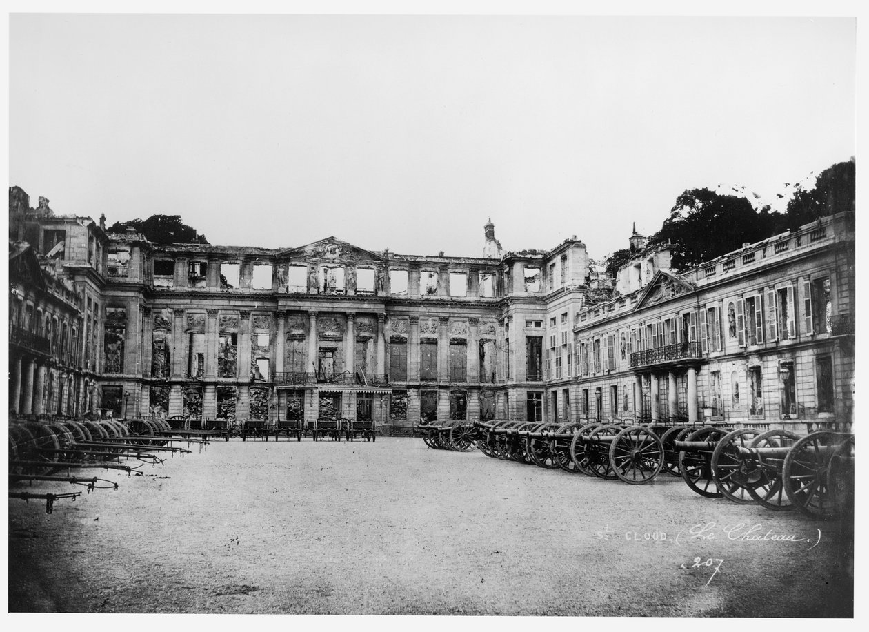 Armaty na dziedzińcu zamku Saint-Cloud, 1870-1881 autorstwa Adolphe Giraudon
