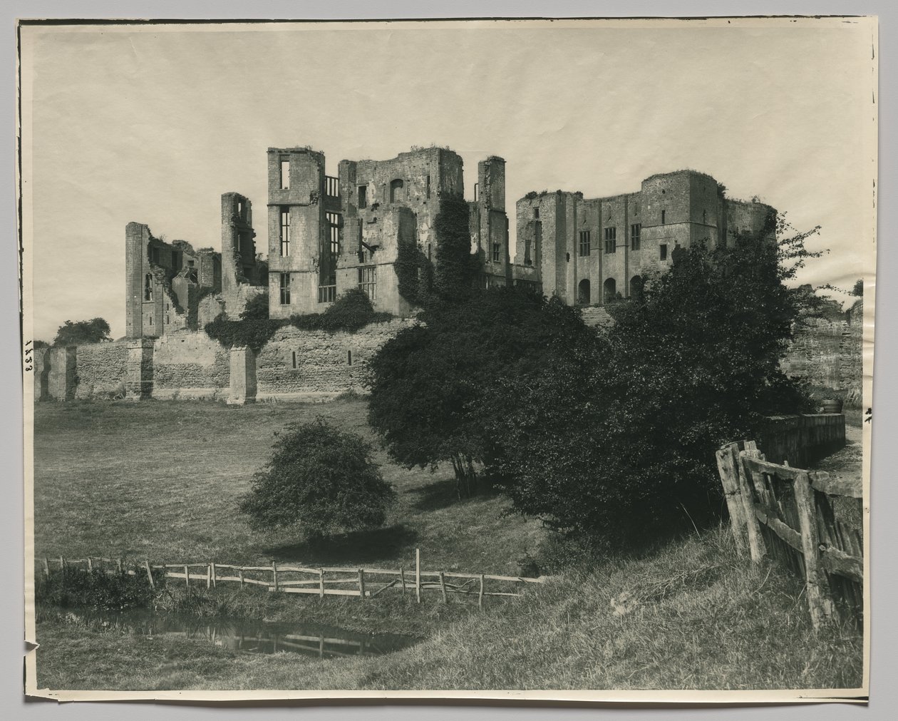 Zamek Kenilworth, Warwickshire, Anglia autorstwa Adolphe Braun