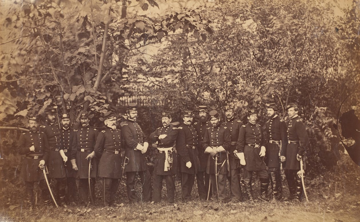 Generał McClellan i sztab, ca. 1863. autorstwa Alexander Gardner.