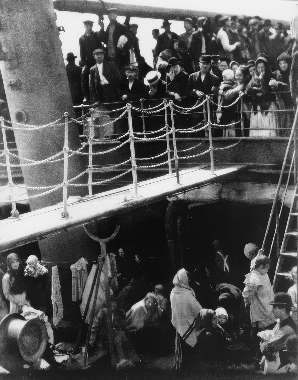 Statek emigrantów / pokład animowany / zdjęcie autorstwa Alfred Stieglitz
