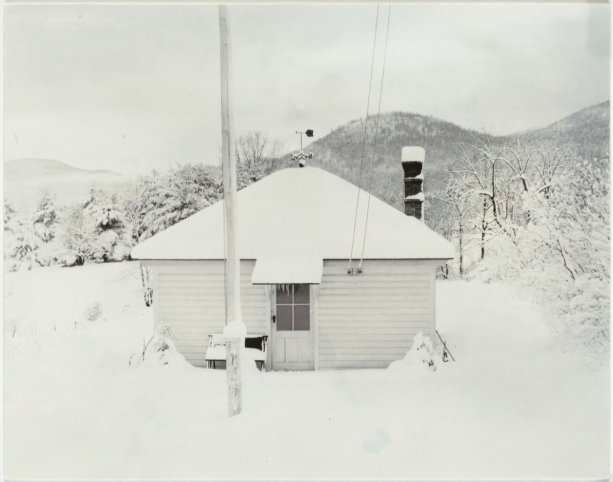 Pierwszy śnieg i domek, 1923. autorstwa Alfred Stieglitz