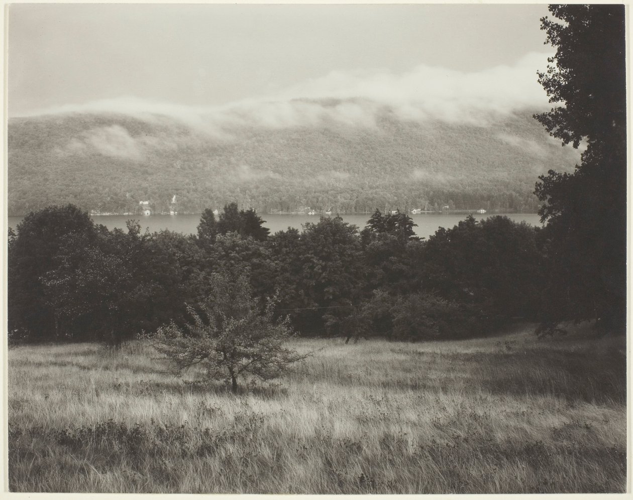Jezioro George ze wzgórza autorstwa Alfred Stieglitz