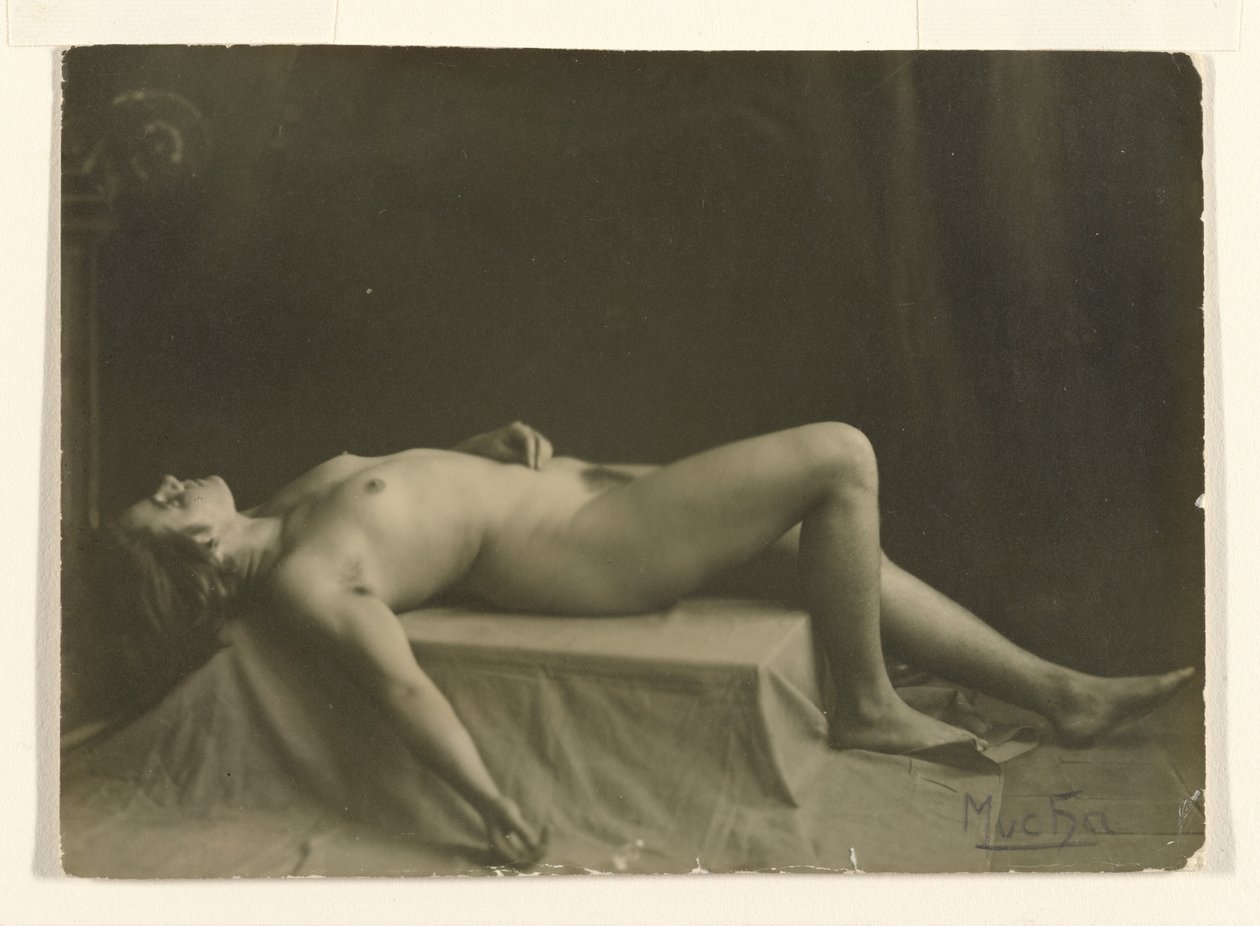 [Reclining Nude] autorstwa Alphonse Maria Mucha