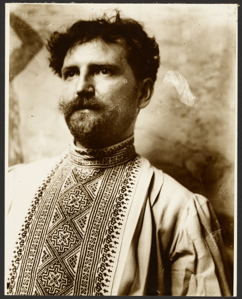 [Autoportret w fantazyjnej koszuli]. autorstwa Alphonse Maria Mucha