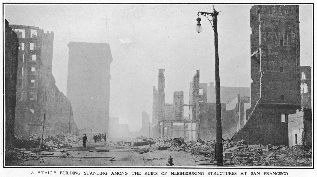 Cały budynek stojący wśród ruin sąsiednich konstrukcji po trzęsieniu ziemi w San Francisco w 1906 r., 1906 autorstwa American Photographer