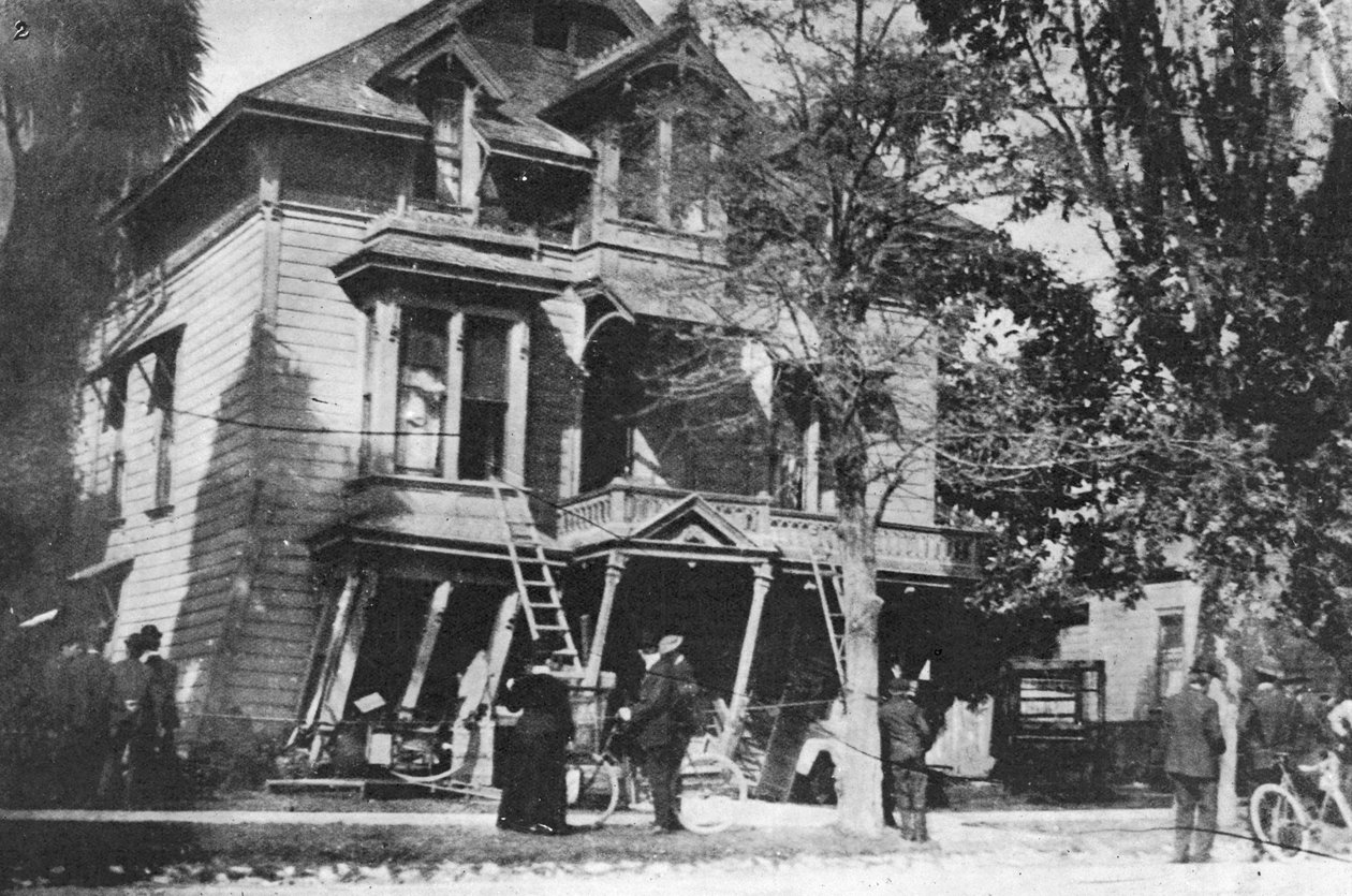 Dom na skraju zawalenia się po trzęsieniu ziemi w San Francisco 1906, 1906 autorstwa American Photographer