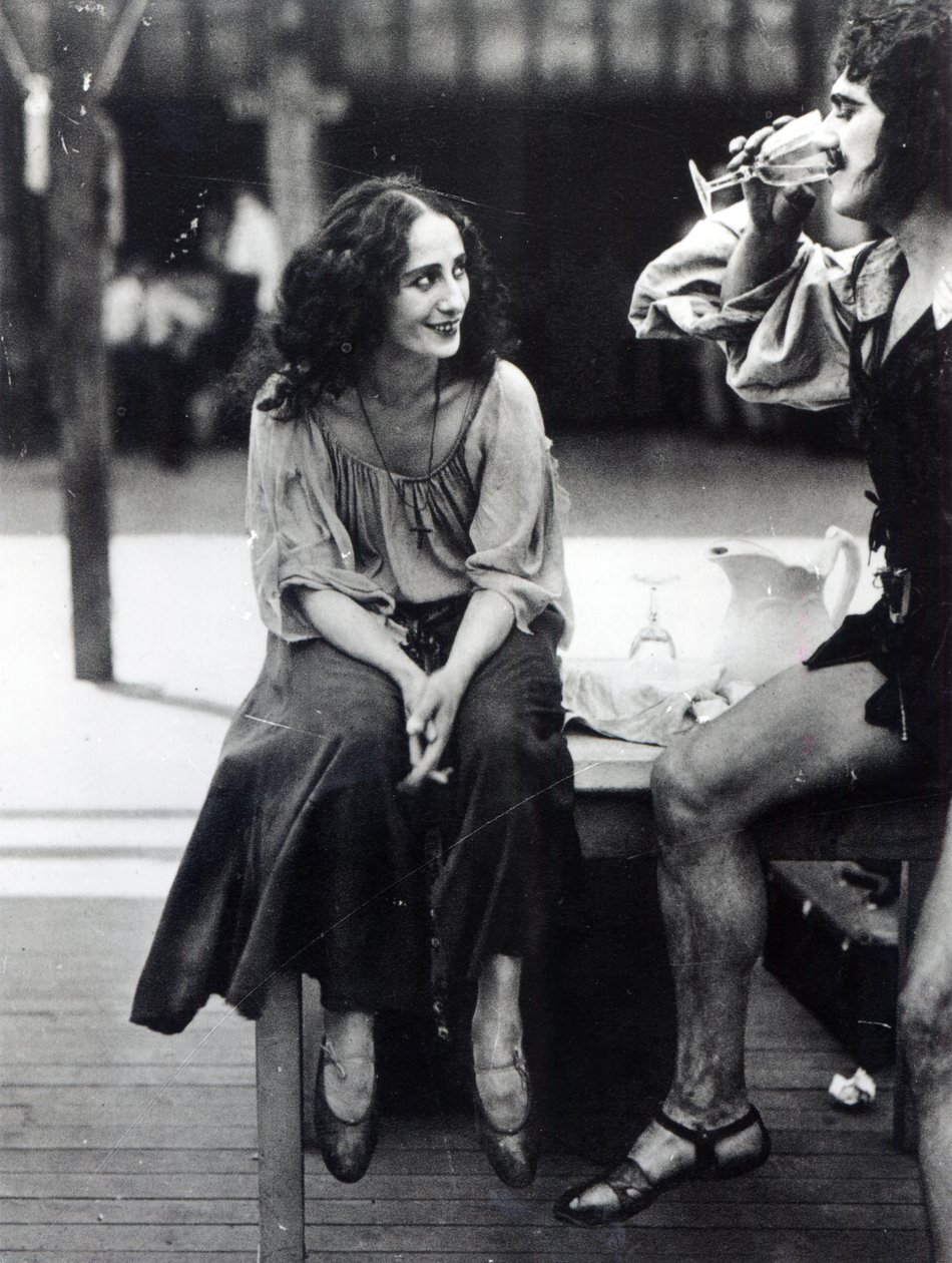 Anna Pavlova jako Fenella w scenie z filmu „Głupia dziewczyna z Portici”, 1916 autorstwa American Photographer