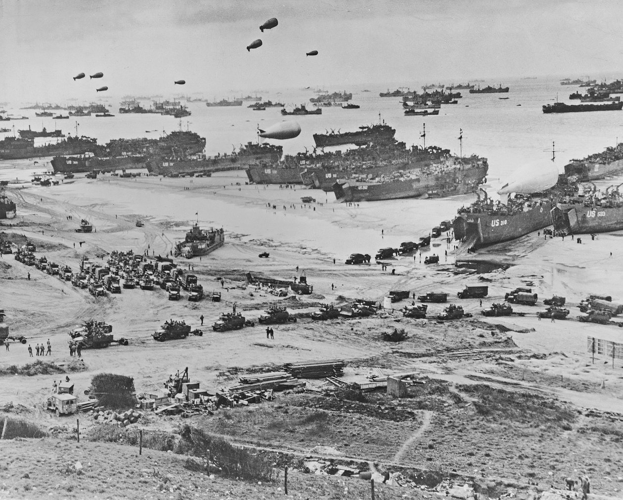 Widok z lotu ptaka na statek desantowy, balony zaporowe i wojska alianckie lądujące w Normandii we Francji w dniu D, 6 czerwca 1944 r. (odbitka żelatynowo-srebrowa) autorstwa American Photographer