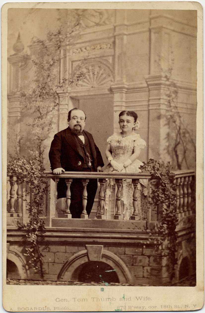 Charles Sherwood Stratton, pseudonim: General Tom Thumb (1838-83) i Mercy Lavinia Warren Bump (1841-1919), jego żona, znana jako Mrs Tom Thumb, wykonawcy i krasnoludy; fot. A Bogardus, Nowy Jork (al autorstwa American Photographer