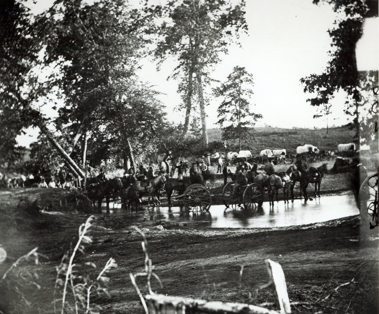 Bateria federalna fordująca dopływ rzeki Rappahannock w dniu bitwy, Cedar Mountain, Virginia, 9 sierpnia 1862 r. autorstwa American Photographer