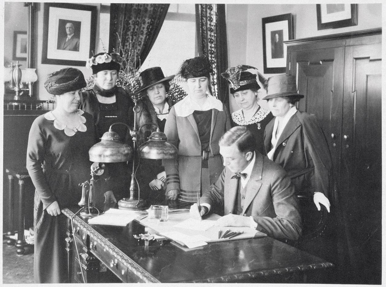 Gubernator Carl Elias Milliken podpisuje ustawę o prawach wyborczych na oczach sześciu kobiet, 1917 r. autorstwa American Photographer