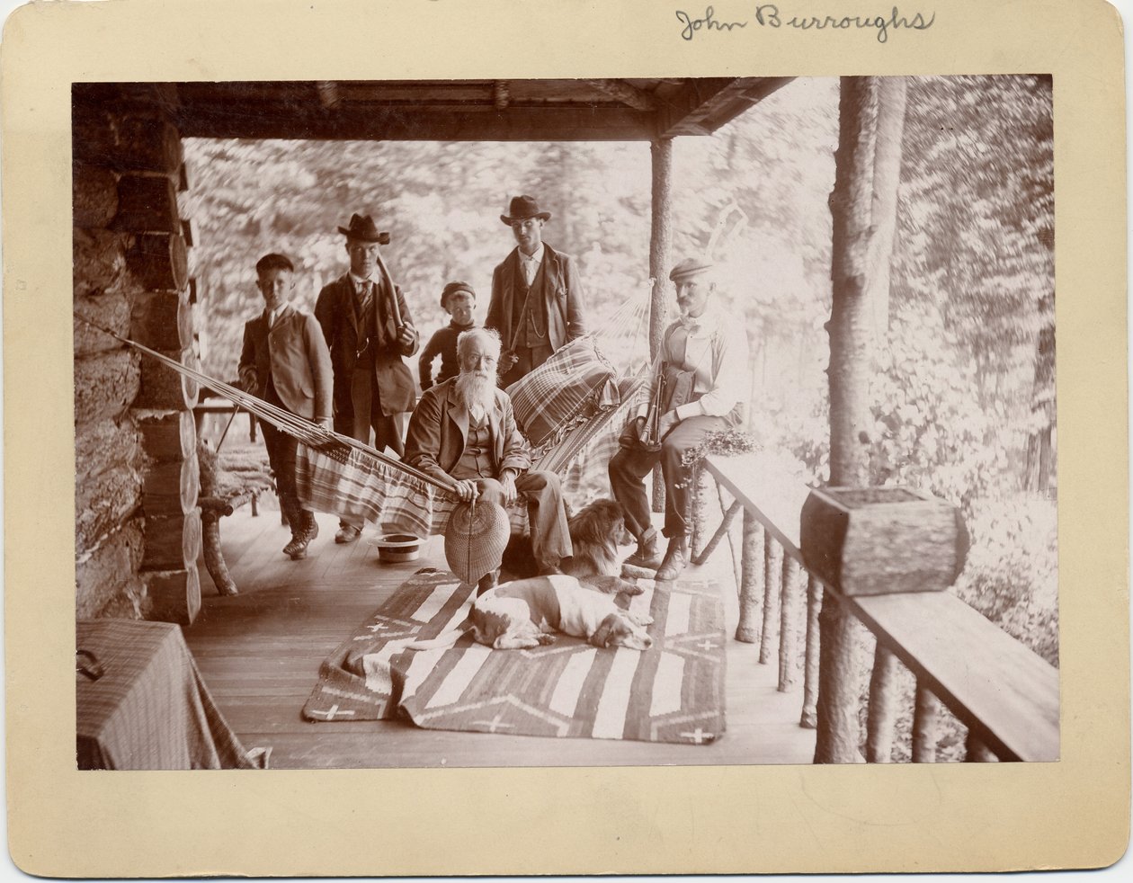 John Burroughs (1827-1921), amerykański przyrodnik, siedzący na hamaku pośrodku grupy (zdjęcie z chlorku srebra) autorstwa American Photographer
