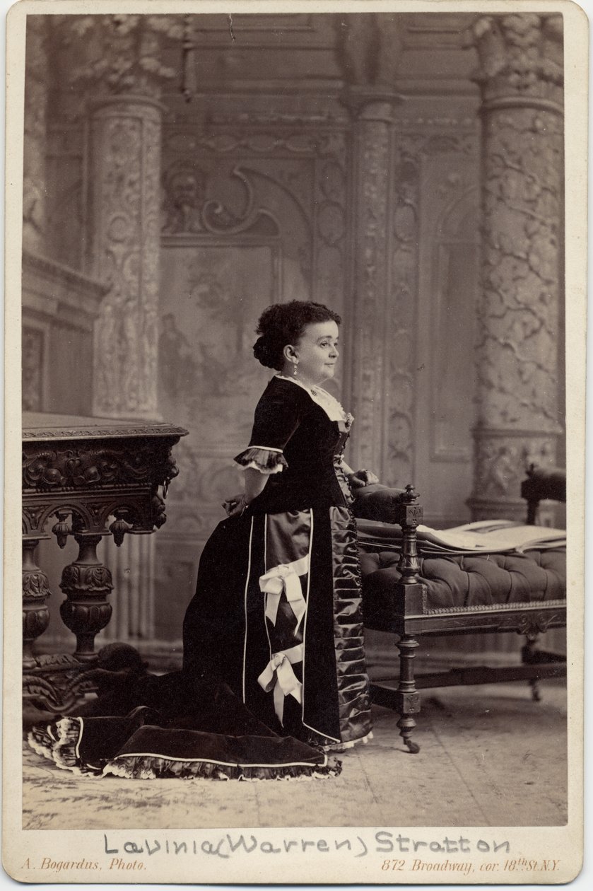 Mercy Lavinia Warren Bump Stratton, pseudonim: Mrs Tom Thumb (1841-1919), performerka, krasnoludka, żona Charlesa Sherwooda Strattona, pseudonim: General Tom Thumb (1838-83); fot. A Bogardus, Nowy Jork (alb autorstwa American Photographer
