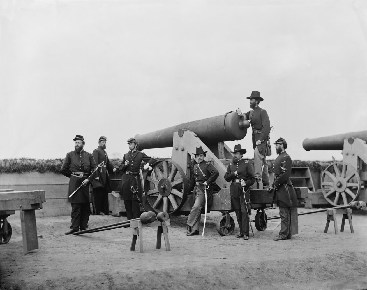 Oficerowie pozujący z ciężkim działem przed Waszyngtonem, D. C., ok. 1862 r. autorstwa American Photographer