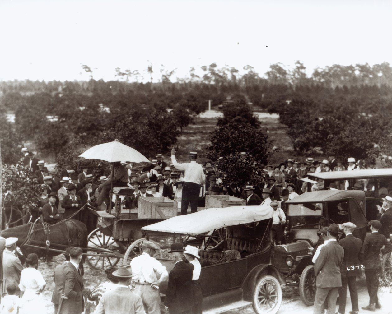 Sprzedaż ziemi w Coral Gables, 13 grudnia 1920 autorstwa American Photographer